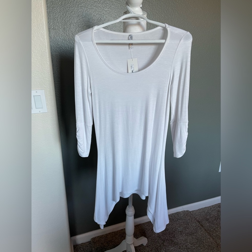 Asymmetrical top in white with 3/4 sleeves